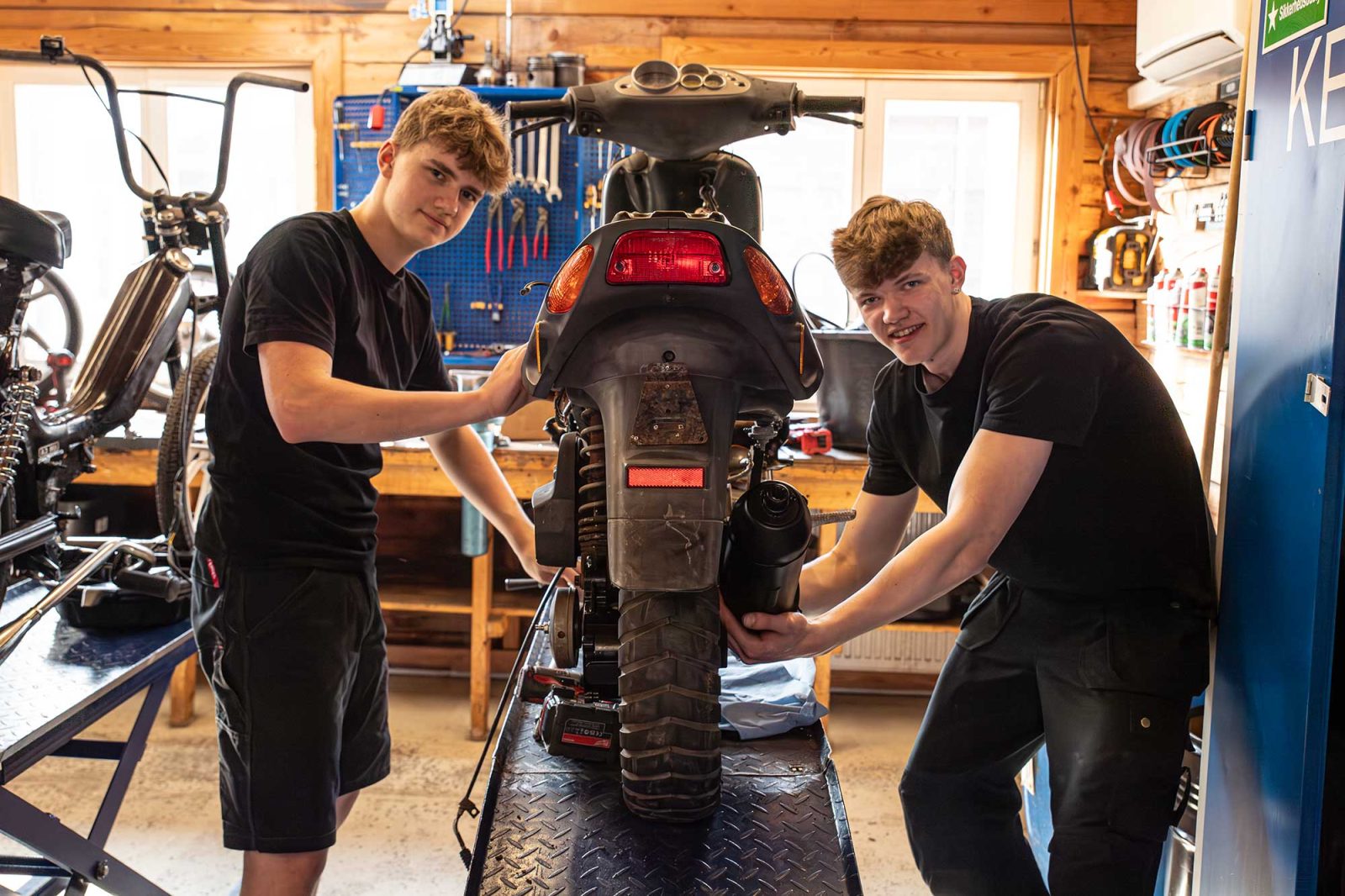 2 elever har linjefaget motor på en kreativ efterskole