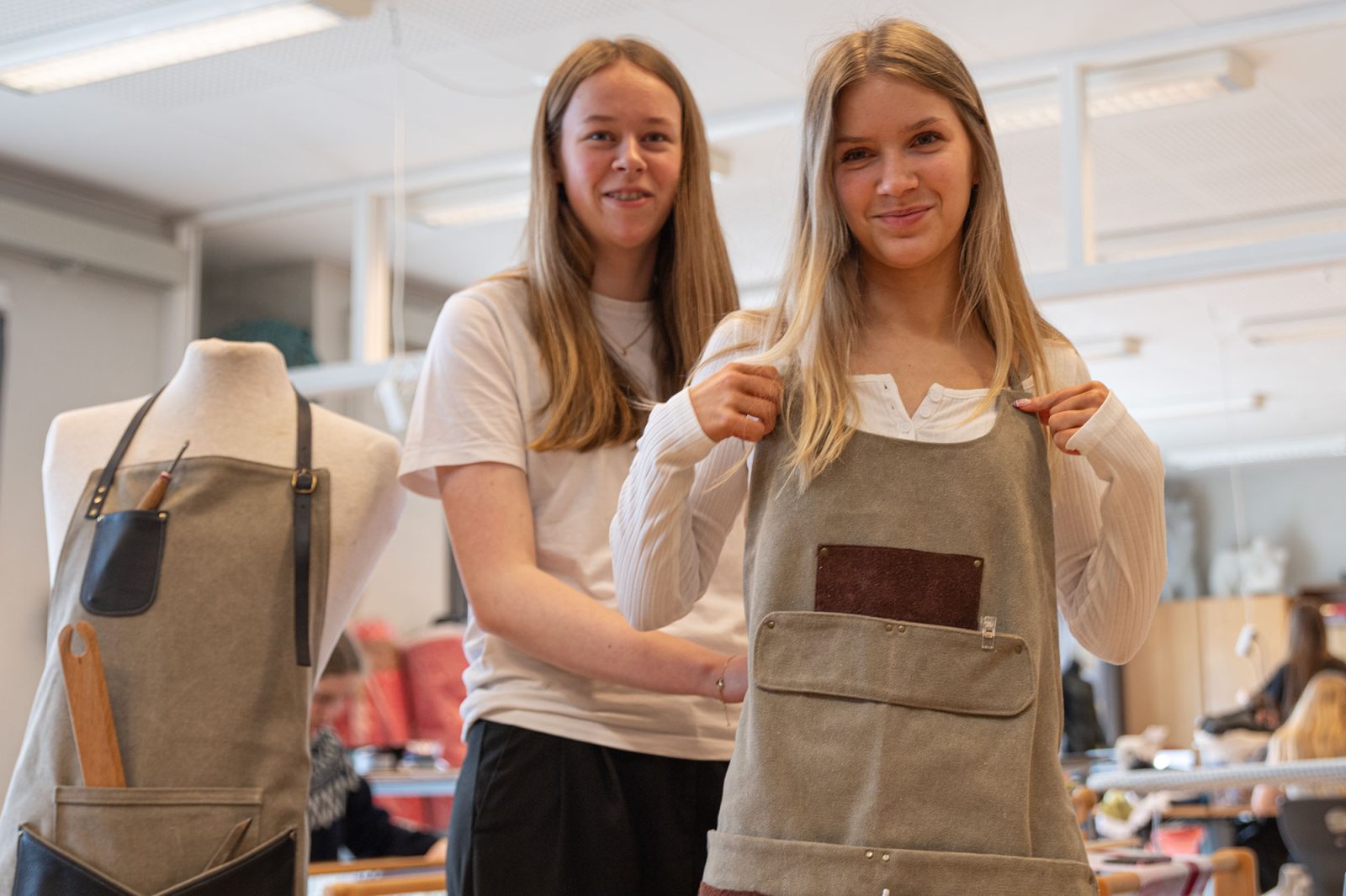 2-piger-har-lavet-arbejdsforklæder-i-linjefaget-Accessory-Design
