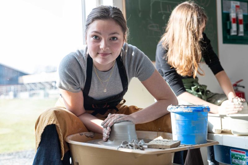 elev har linjefaget keramik på kreativ efterskole