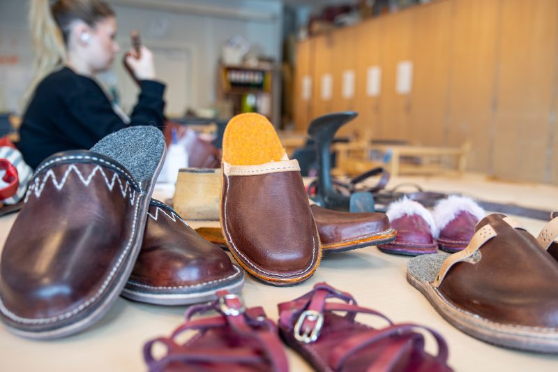 lædersko og sandaler lavet af efterskole elever på linjen Accessory-Design