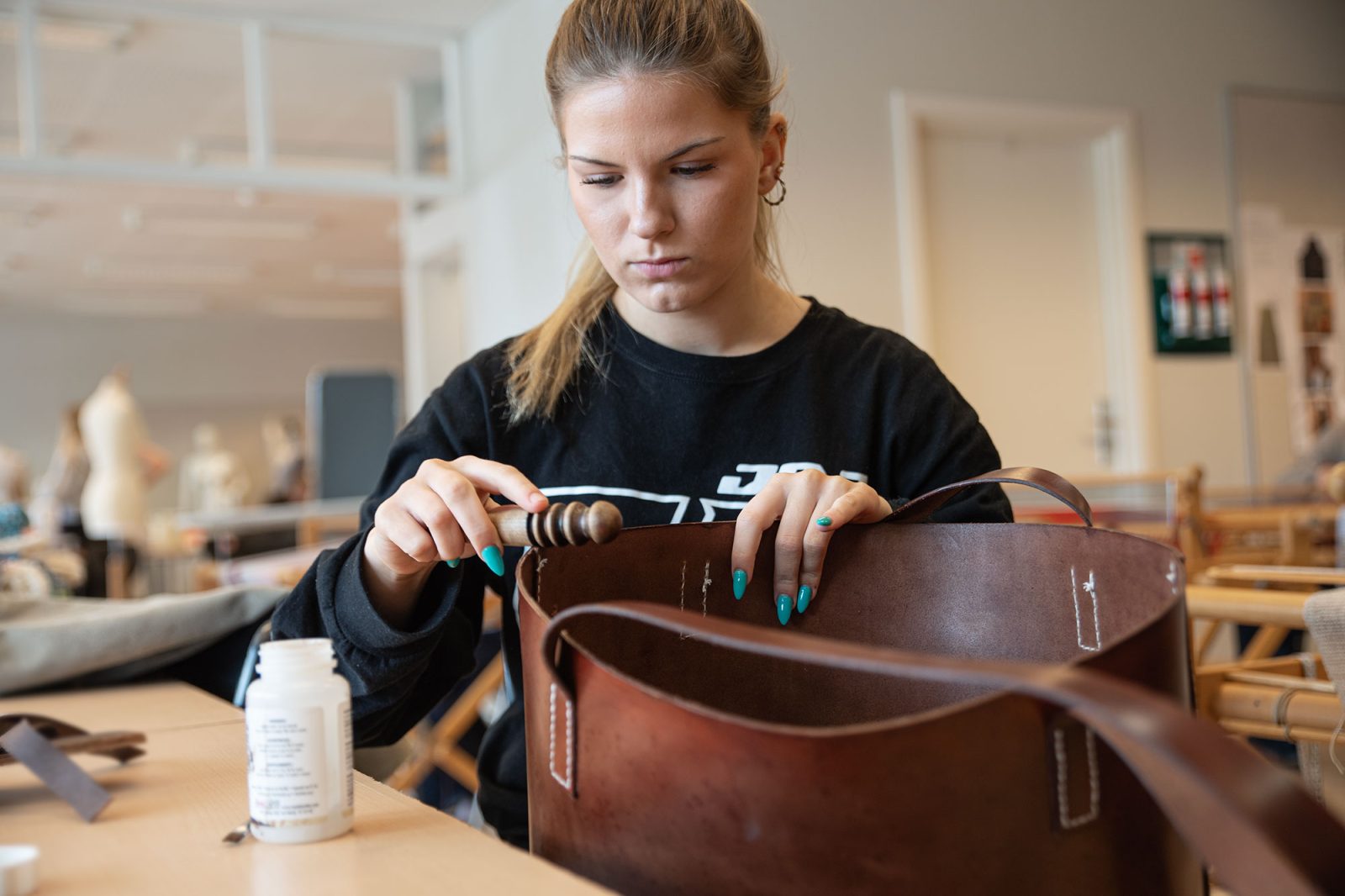 pige-arbejder-med-lædertaske-i-linjefaget-Accessory-Design