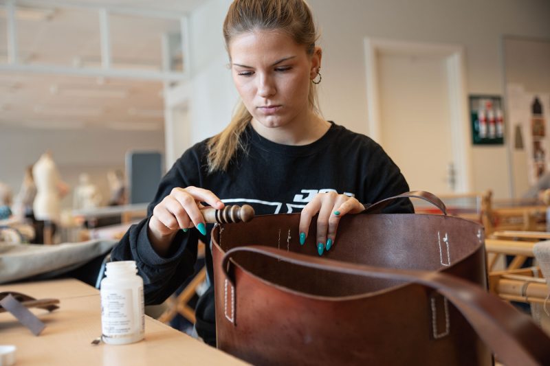 pige-arbejder-med-lædertaske-i-linjefaget-Accessory-Design