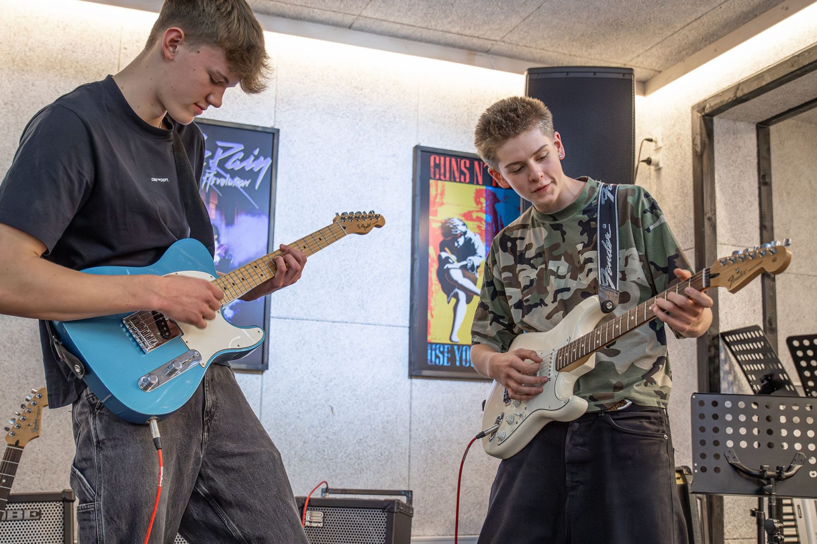 2-elever-spiller-sammen-i-valgfaget-band-på-efterskole