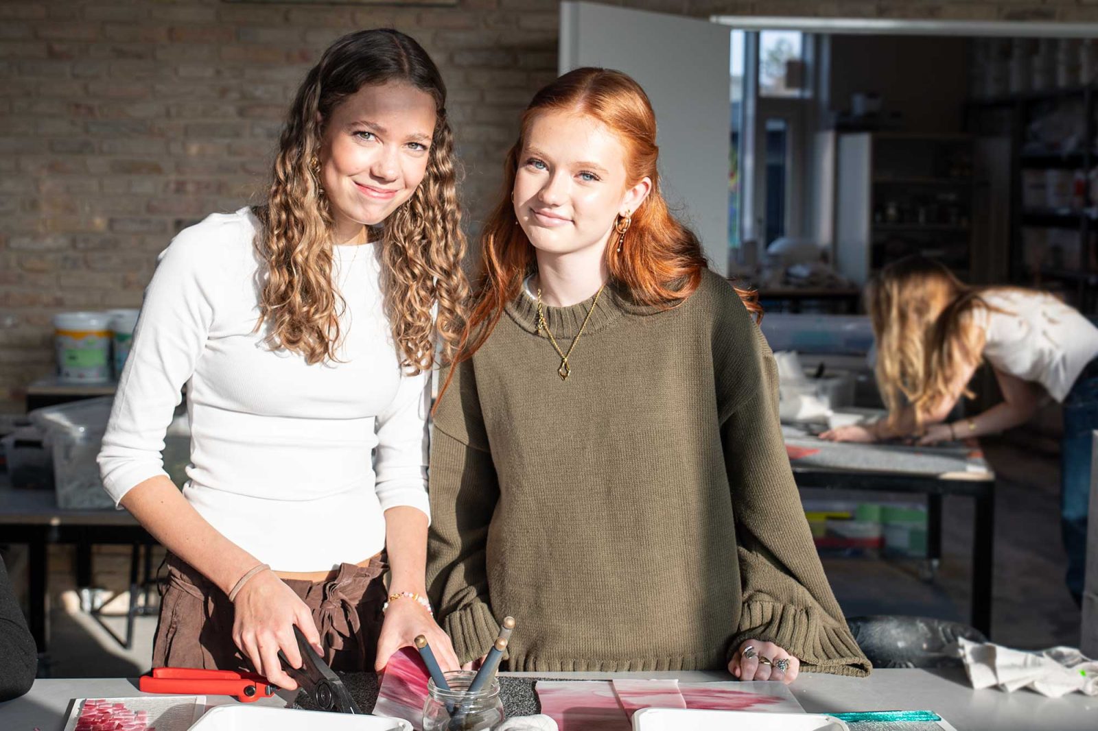 2-piger-til-valgfaget-glas-på-kreativ-efterskole