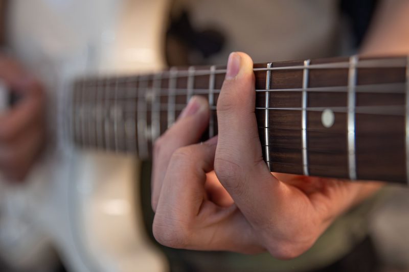 Elev-spiller-elguitat-i-valgfaget-guitar