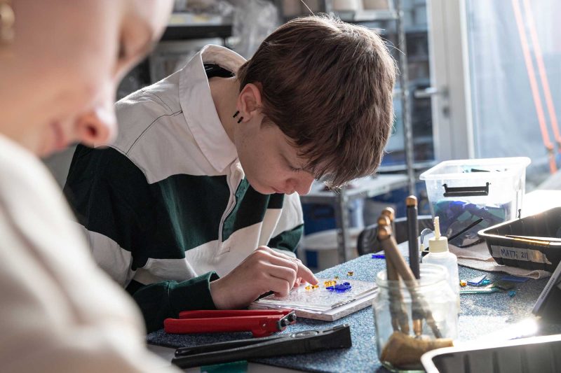 dreng-arbejder-i-Valgfag-med-glas-på-kreativ-efterskole