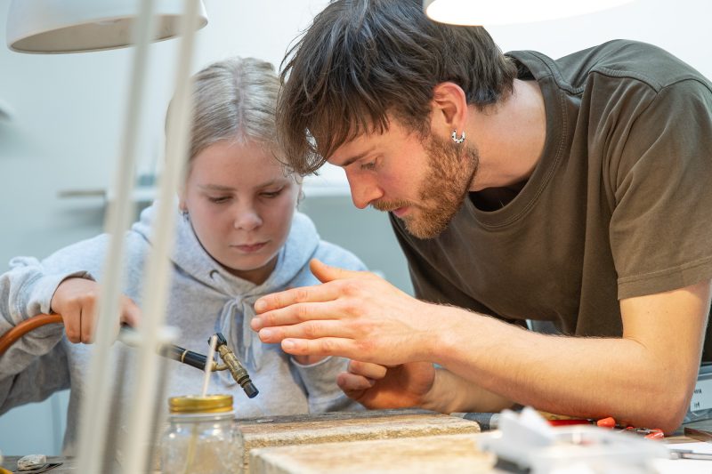 undervisning-i-valgfaget-smykker-på-en-kreativ-efterskole