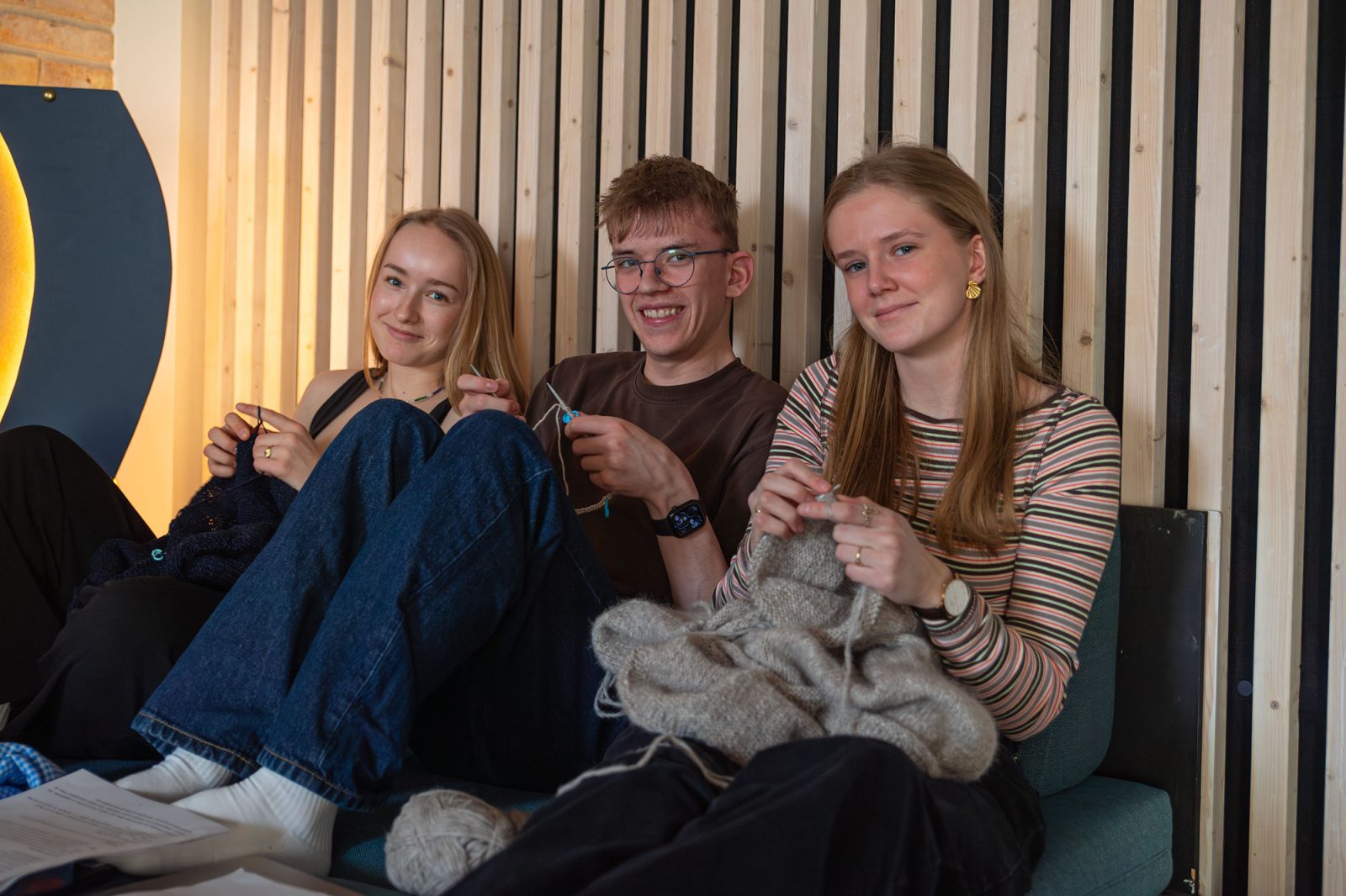 3 efterskole elever strikker og hækler i linjefaget soft studio design