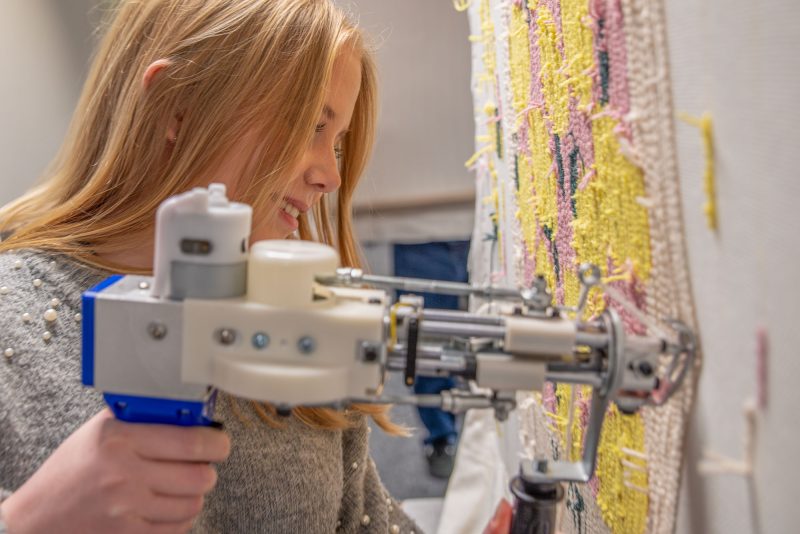 Efterskole-elev-laver-tufting-på-linjefag