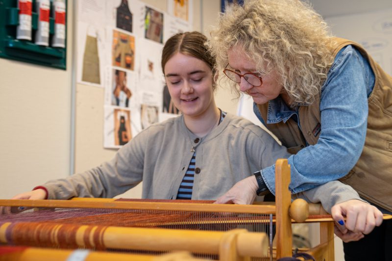 Elev bliver undervist i Vævning på efterskole